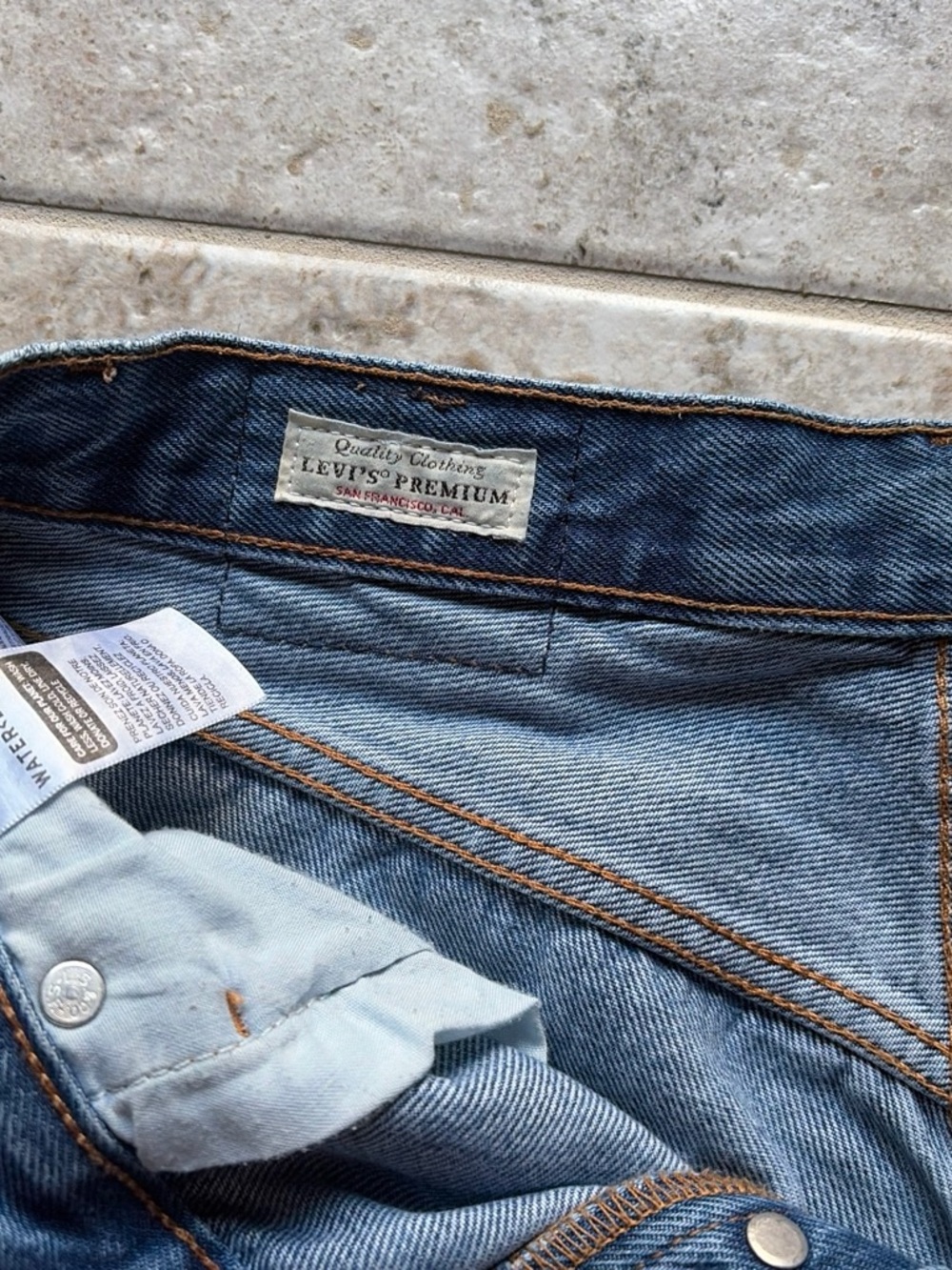 Levi's 501 Women's Straight Jeans in Classic Blue Wash - Picture 2 of 4